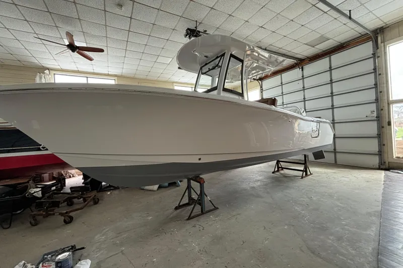 Slide: The Image of 2024 Sea Hunt Ultra 255 SE boat interior with storage and cup holders. - 5