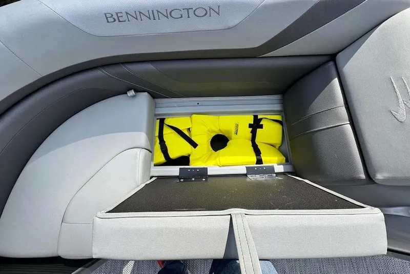 Slide: The Image of 2024 Bennington 22 SSRX pontoon boat docked on clear water with rope. - 14