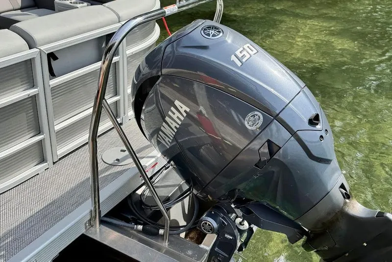 Slide: The Image of Outboard motor of 2024 Bennington 22 SSRX pontoon boat in clear water. - 21