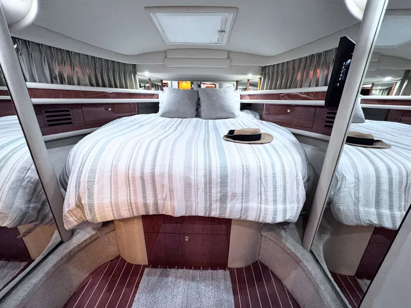 Slide: The Image of Sea Ray 450 Express Bridge 2000 - 42