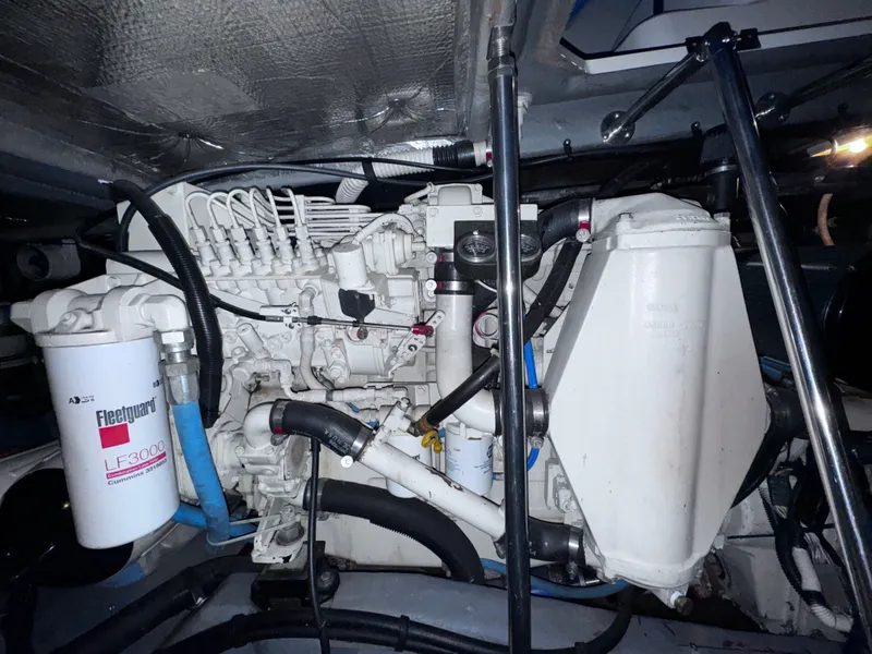 Slide: The Image of Sea Ray 450 Express Bridge 2000 - 55