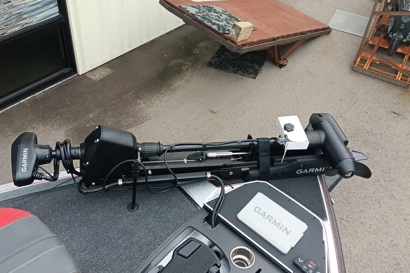 Slide: The Image of 2026 Ranger Z520 boat with Garmin trolling motor and navigation equipment. - 7