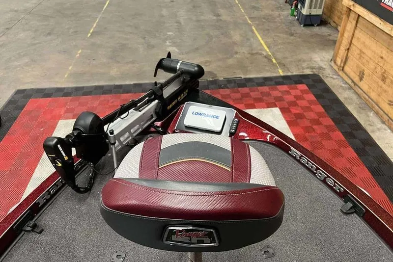 Slide: The Image of 2018 Ranger Z520L boat interior with Lowrance device and Minn Kota trolling motor. - 8