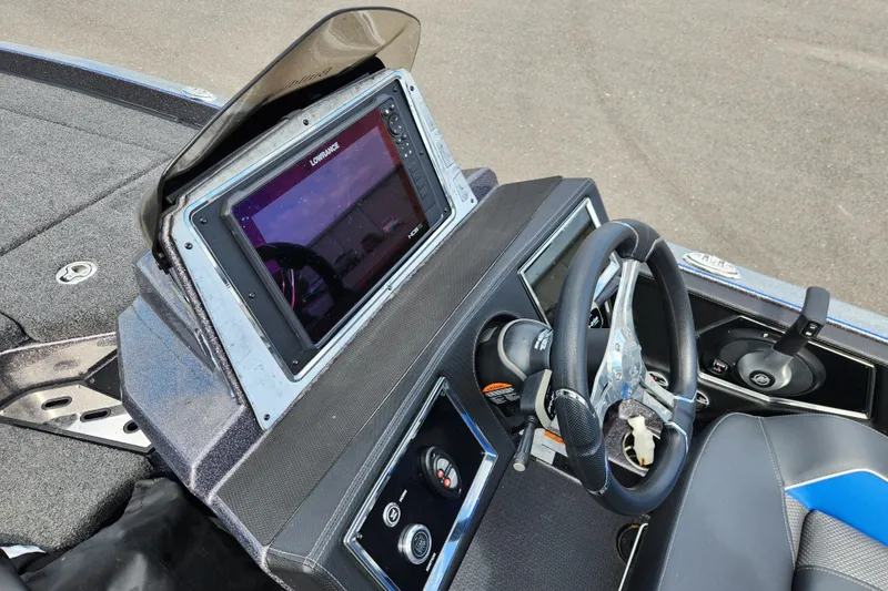 Slide: The Image of 2022 Ranger Z520R boat dashboard with steering wheel and Lowrance display. - 10