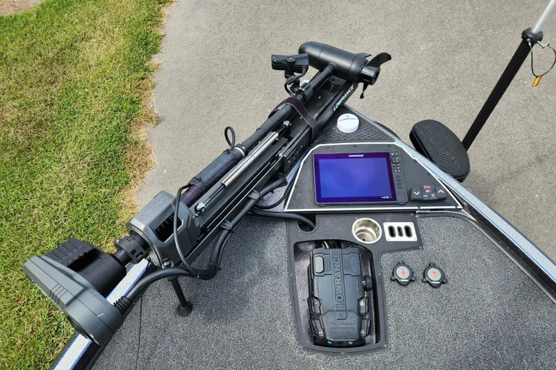 Slide: The Image of 2022 Ranger Z520R boat dashboard with Lowrance electronics and trolling motor. - 9