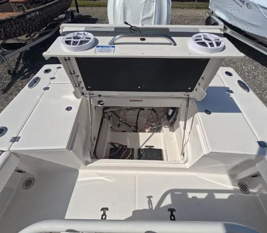 Slide: The Image of Robalo Cayman 246 sd 2026 - 12