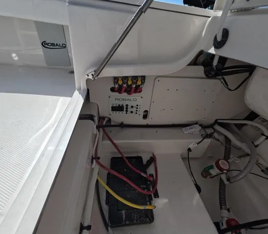 Slide: The Image of Robalo Cayman 246 sd 2026 - 13