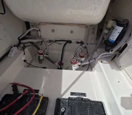 Slide: The Image of Robalo Cayman 246 sd 2026 - 14