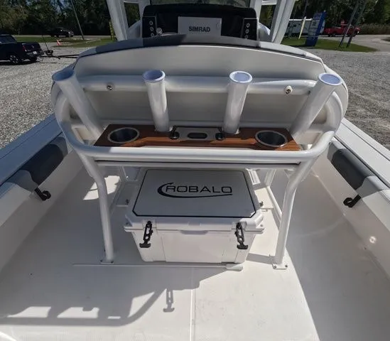 Slide: The Image of Robalo Cayman 246 sd 2026 - 15