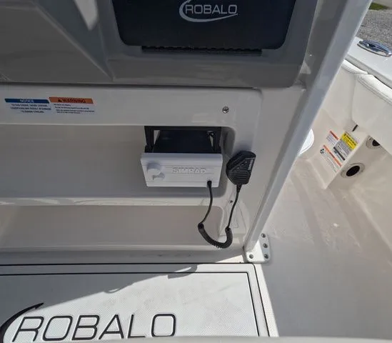 Slide: The Image of Robalo Cayman 246 sd 2026 - 19