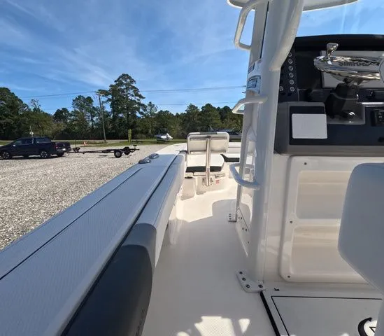 Slide: The Image of Robalo Cayman 246 sd 2026 - 22