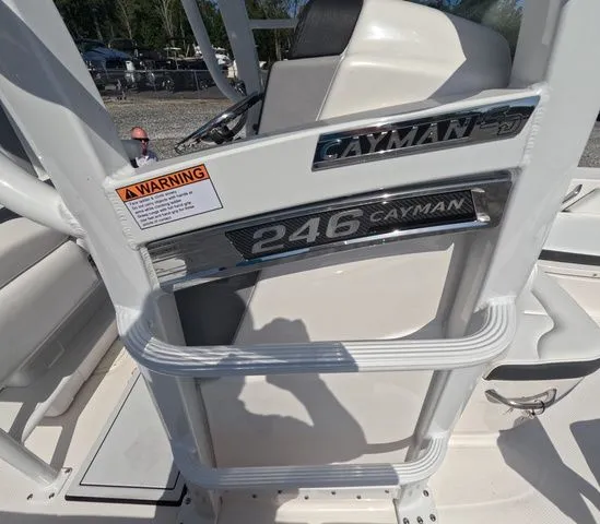 Slide: The Image of Robalo Cayman 246 sd 2026 - 25
