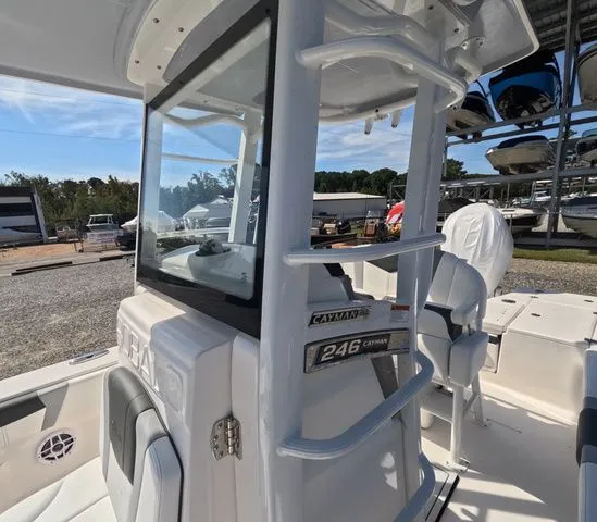 Slide: The Image of Robalo Cayman 246 sd 2026 - 26