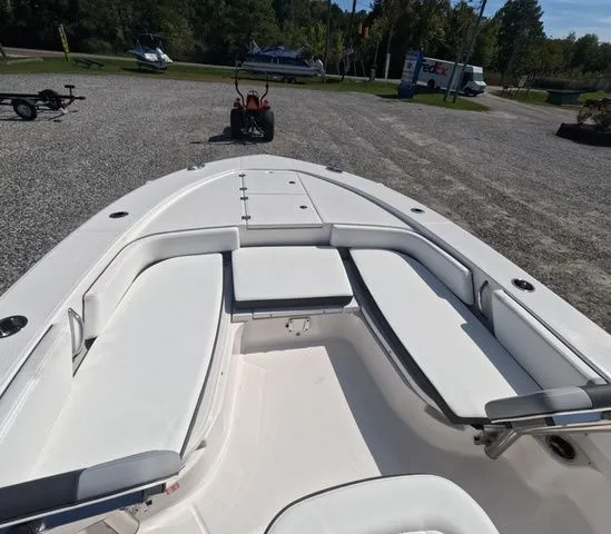 Slide: The Image of Robalo Cayman 246 sd 2026 - 27