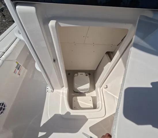 Slide: The Image of Robalo Cayman 246 sd 2026 - 37