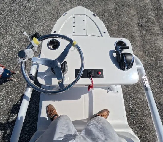 Slide: The Image of Robalo Cayman 246 sd 2026 - 38