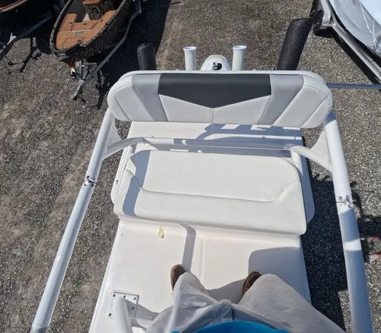 Slide: The Image of Robalo Cayman 246 sd 2026 - 40