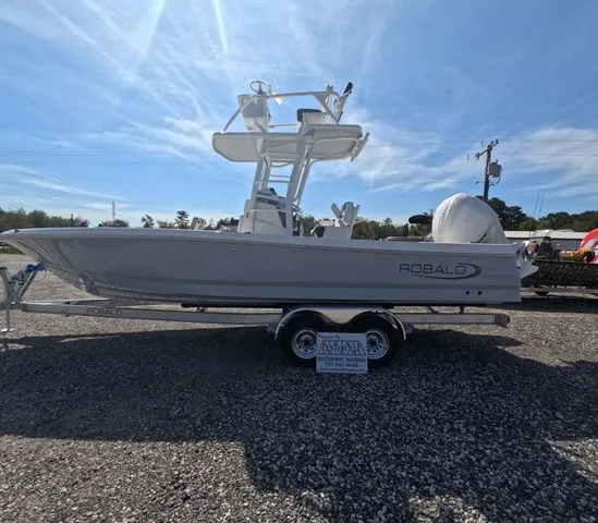 Slide: The Image of Robalo Cayman 246 sd 2026 - 5