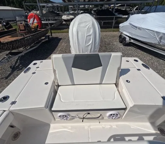 Slide: The Image of Robalo Cayman 246 sd 2026 - 9