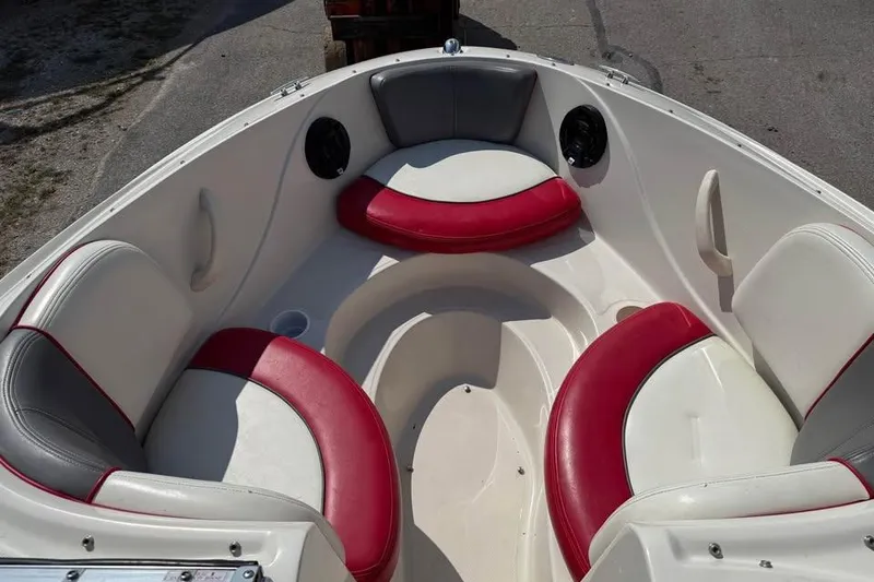 Slide: The Image of 2006 Sea Ray 195 Sport boat interior with red and white seating. - 10