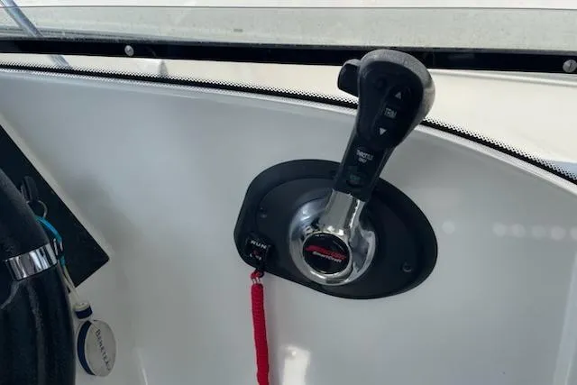 Slide: The Image of Throttle control of 2019 Beneteau Antares 23 boat, featuring ergonomic design and safety lanyard. - 18