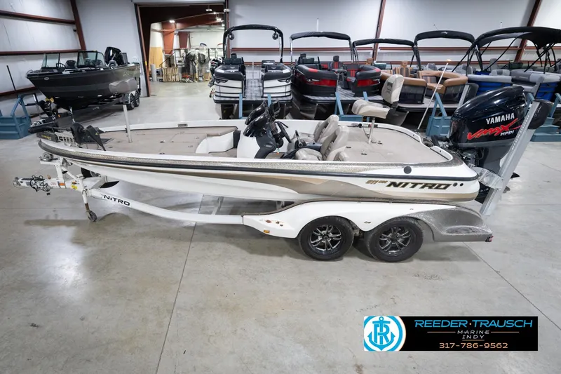 The Image of 2003 Nitro 911 CDC fishing boat with Yamaha engine in showroom. - 0
