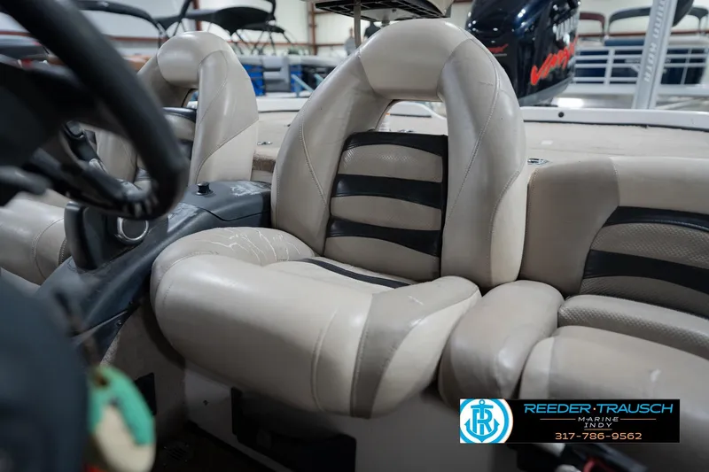 Slide: The Image of Boat seat on a 2003 Nitro 911 CDC, displayed in a showroom. - 39