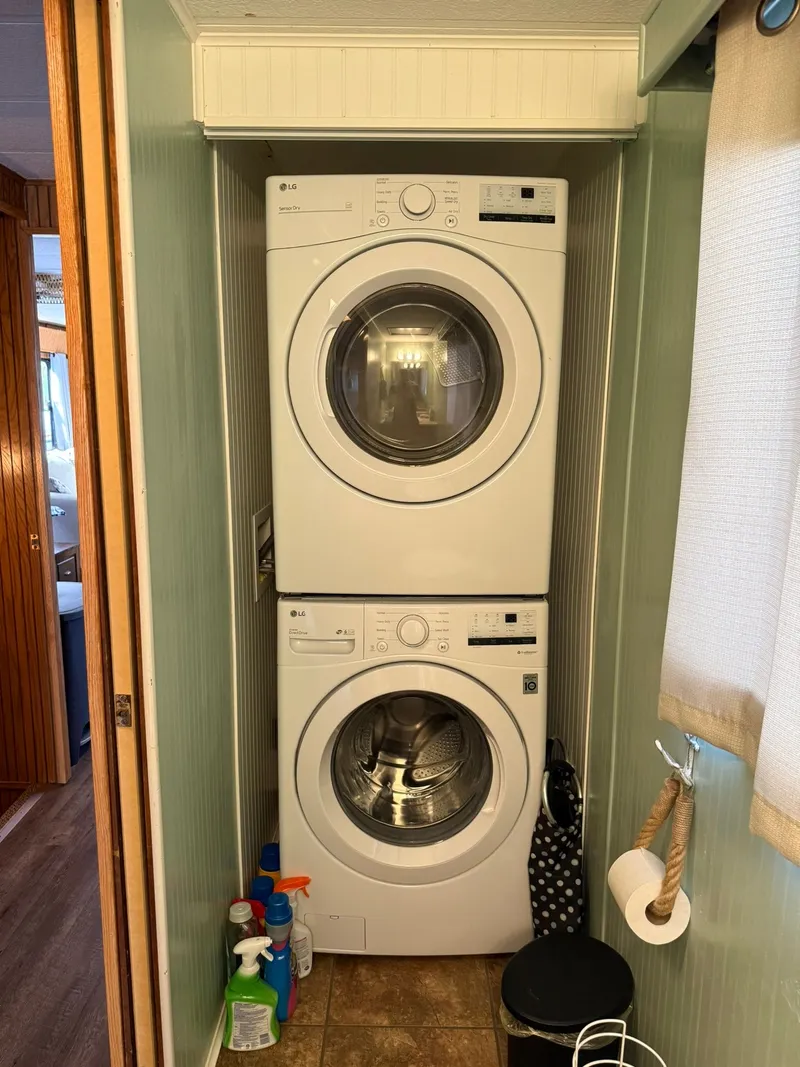 Slide: The Image of Jamestowner 16 x 72 Houseboat 1994 - 28