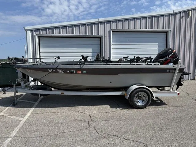 Slide: The Image of Champion 176 Fish Hunter with 2004 Mercury 115 Four Stroke 1990 - 1