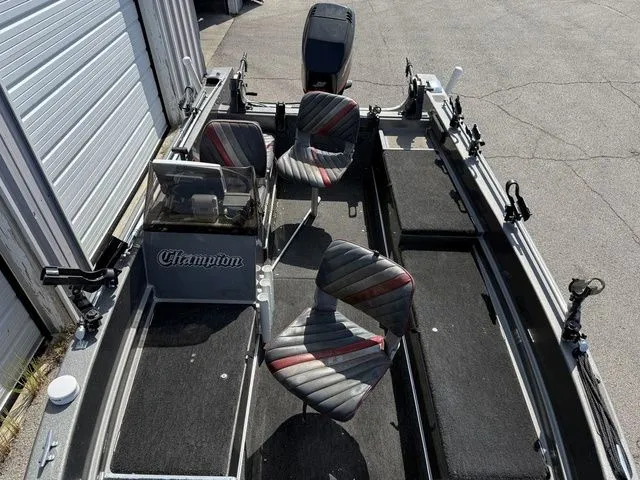 Slide: The Image of Champion 176 Fish Hunter with 2004 Mercury 115 Four Stroke 1990 - 10