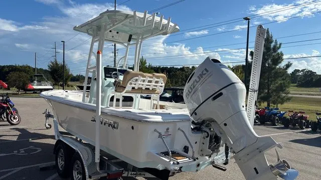 Slide: The Image of Sea Pro 230 DLX W/200 HP 2025 - 5