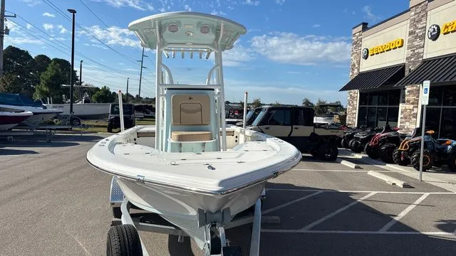 Slide: The Image of Sea Pro 230 DLX W/200 HP 2025 - 6