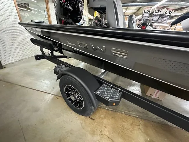 Slide: The Image of Lowe Stinger 5 Series 195 Bass 2025 - 3