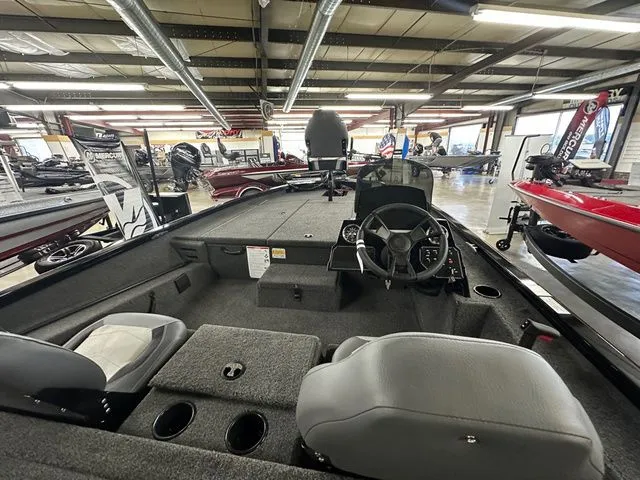 Slide: The Image of Lowe Stinger 5 Series 195 Bass 2025 - 5