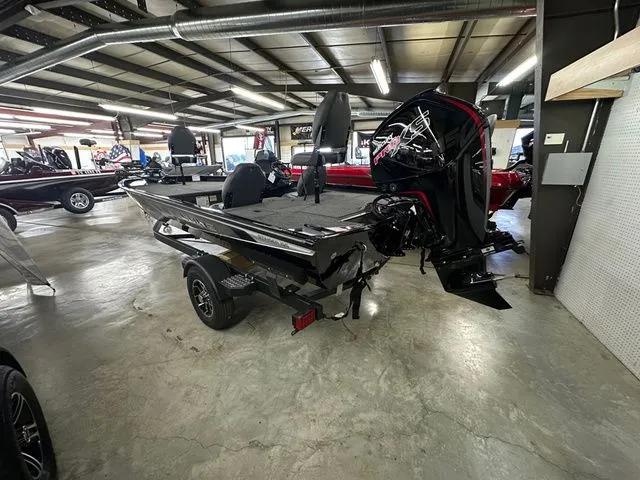 Slide: The Image of Lowe Stinger 5 Series 195 Bass 2025 - 8