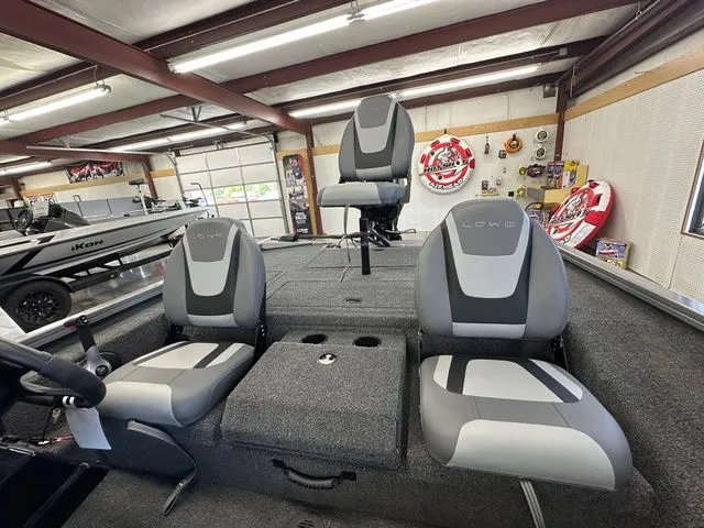 Slide: The Image of Lowe Stinger 5 Series 175C 2025 - 5