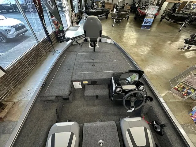 Slide: The Image of Lowe Stinger 5 Series 175C 2025 - 6