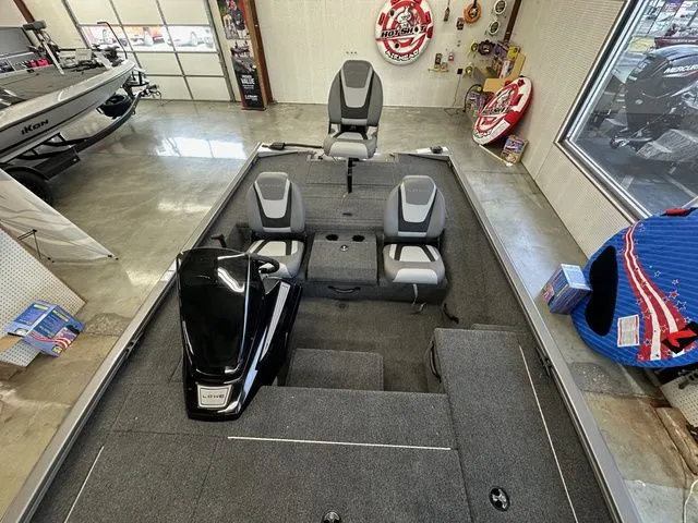 Slide: The Image of Lowe Stinger 5 Series 175C 2025 - 7