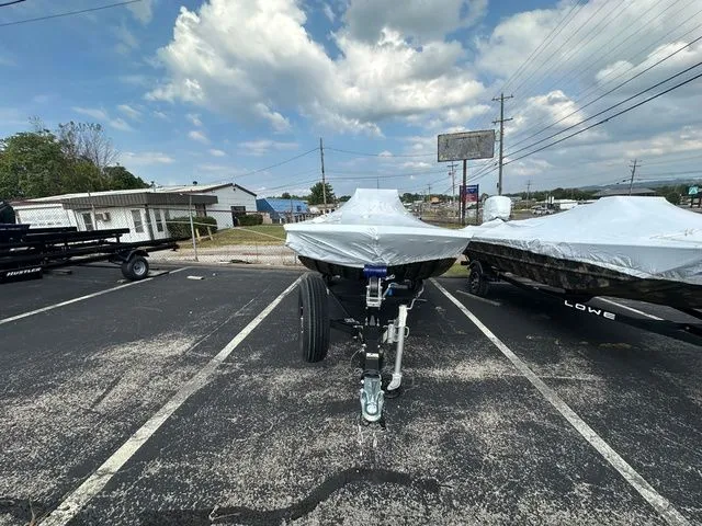 Slide: The Image of Lowe Roughneck Center Console RX1760 Pathfinder 2025 - 3