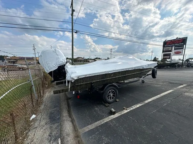 Slide: The Image of Lowe Roughneck Center Console RX1760 Pathfinder 2025 - 4