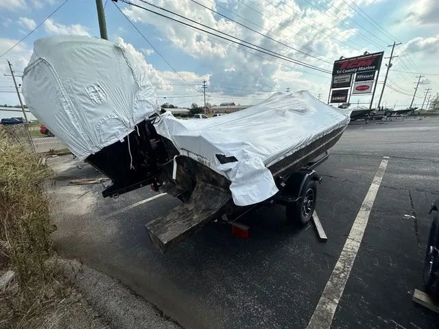 Slide: The Image of Lowe Roughneck Center Console RX1760 Pathfinder 2025 - 3