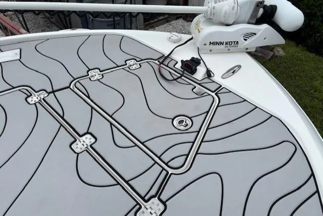 Slide: The Image of 2023 Caymas 26 HB boat deck with Minn Kota trolling motor. - 17