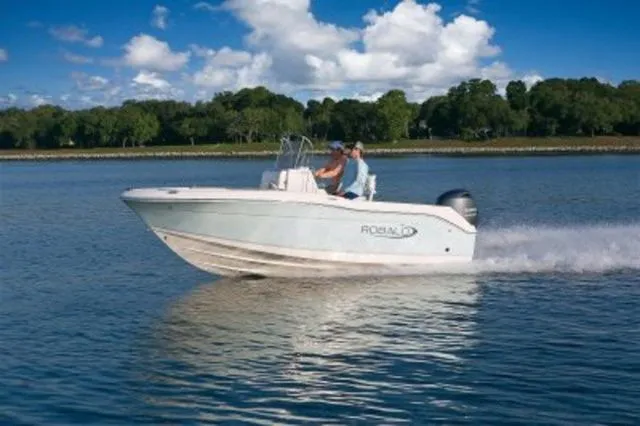 The Image of Robalo R180 Center Console 2026 - 1