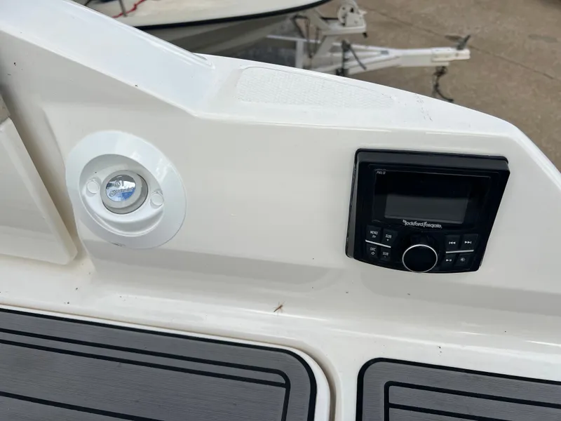 Slide: The Image of Sea Ray 270 Sundeck 2017 - 17