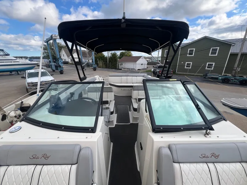 Slide: The Image of Sea Ray 270 Sundeck 2017 - 6