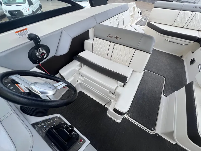 Slide: The Image of Sea Ray 270 Sundeck 2017 - 7