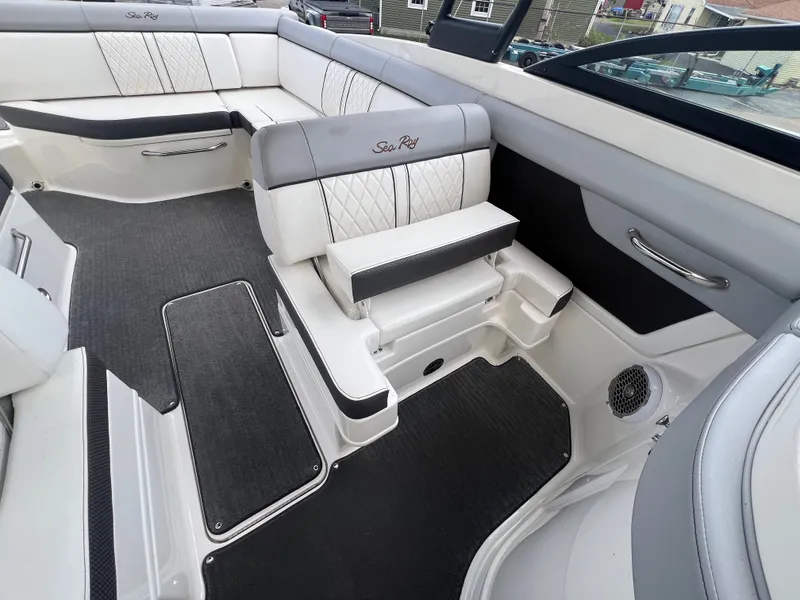 Slide: The Image of Sea Ray 270 Sundeck 2017 - 8
