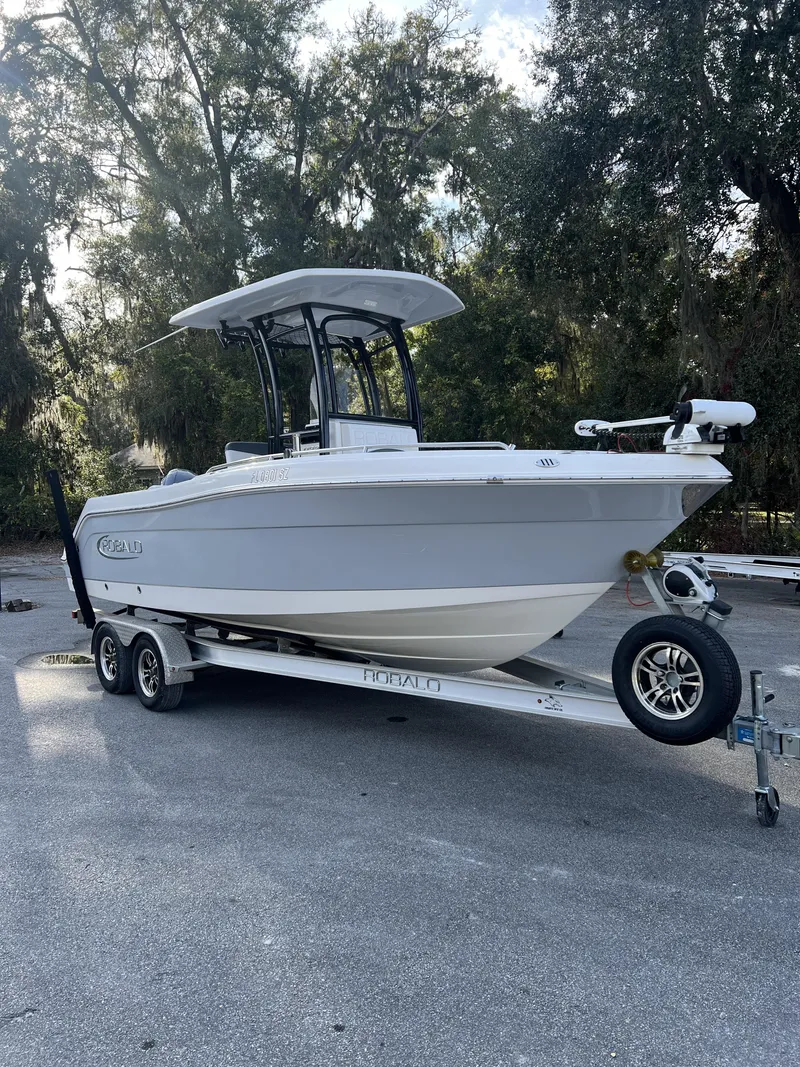 Slide: The Image of Robalo R222 2021 - 18