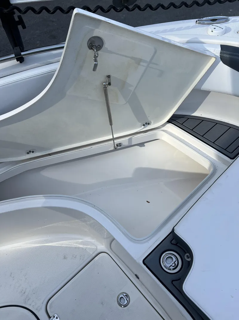 Slide: The Image of Robalo R222 2021 - 20