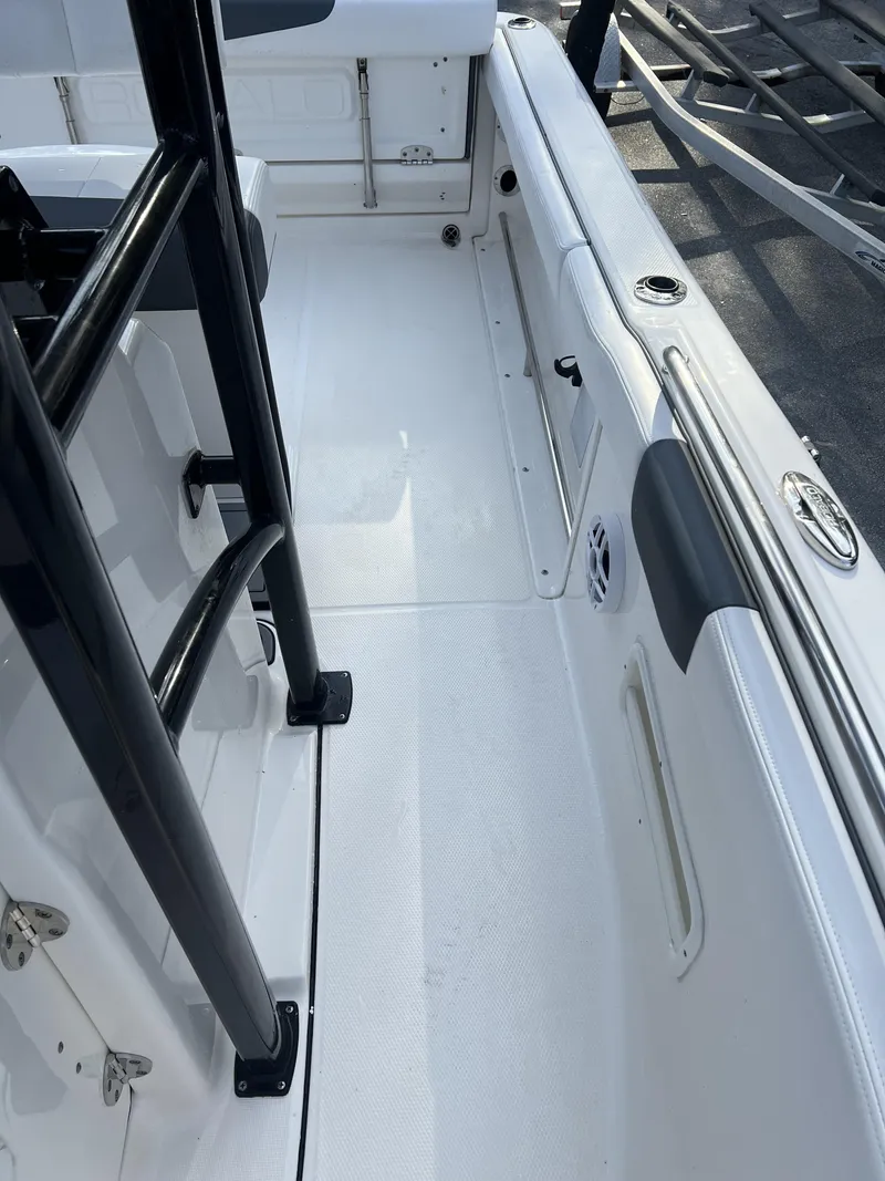 Slide: The Image of Robalo R222 2021 - 22